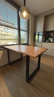 Esstisch Massivholz mit Baumkante Metallgestell neuwertig