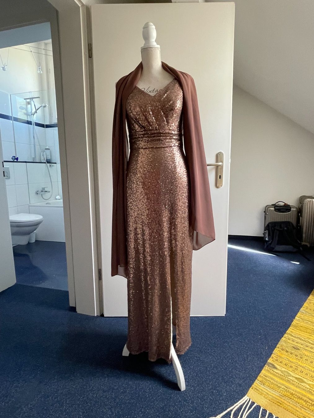 Kleider: Abendkleid – Gebraucht aus Stallikon von nirakhtugarev