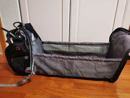 Wickelrucksack mit Babybettchen für unterwegs