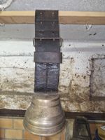 Alte Glocke mit Lederriemen gebrauchter Zustand