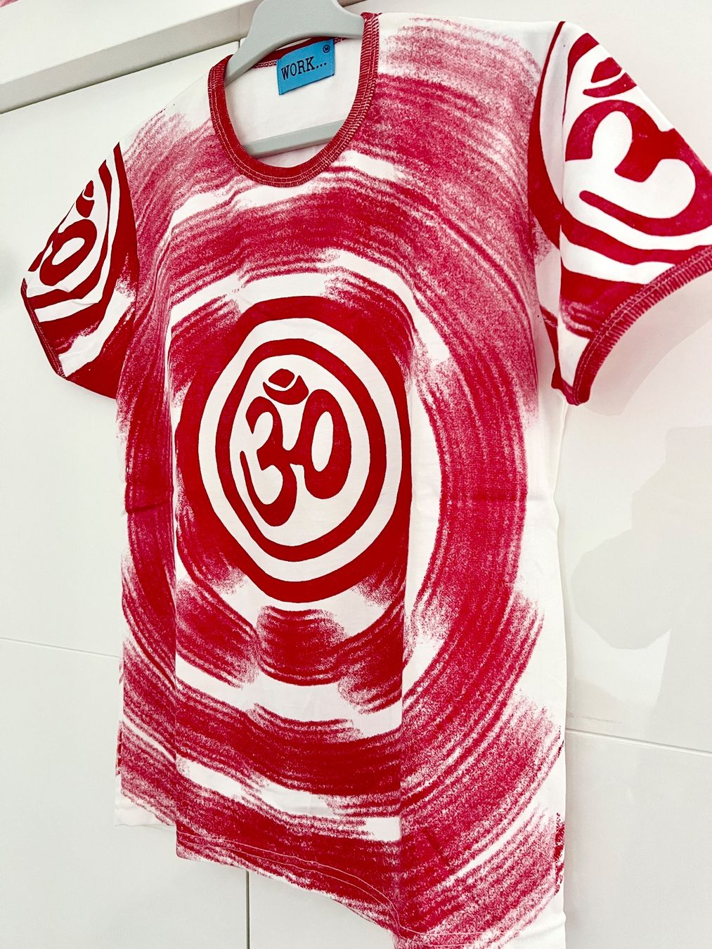T-shirt: Om T-Shirt – Nuovo e nell'imballaggio originale da Tagelswangen venduto da fireiceprincess 1