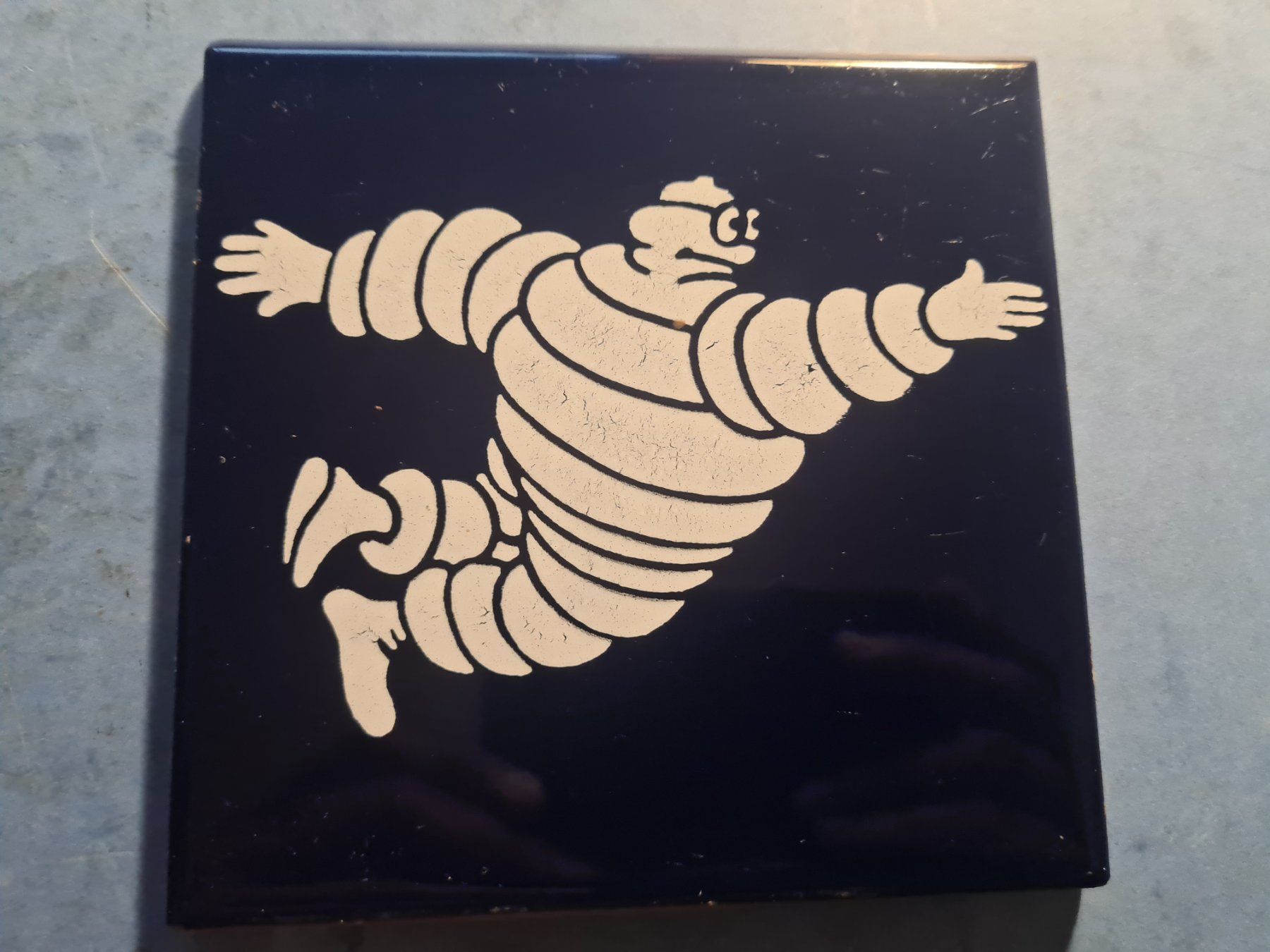 Michelin Plaquettes & Badges: MICHELIN  BADGE  CARRELAGE  VINTAGE  COLLECTION – D'occasion à Bellevue par BURGOLMANIA