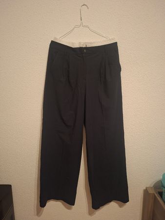 Schwarze Stoffhose Bershka, Gr. 36 - Neuwertig, ungetragen