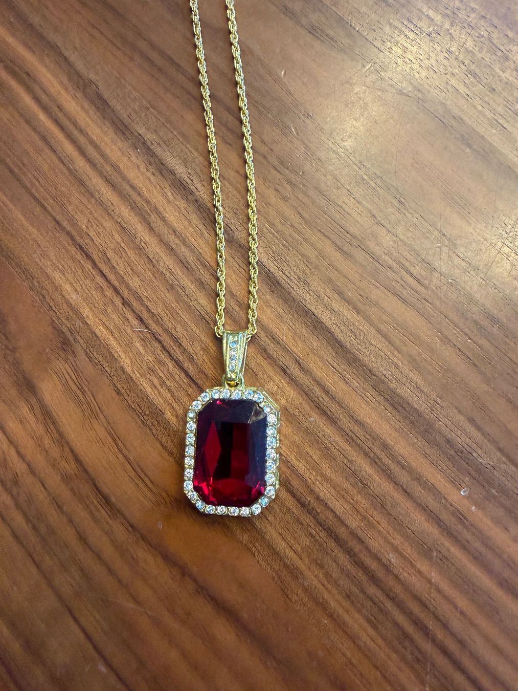 Catenine: Halskette mit rotem Stein Anhänger – Usato da Horgen venduto da Auction-Kings