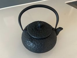 Théière en fonte noire avec filtre - occasion peu utilisée