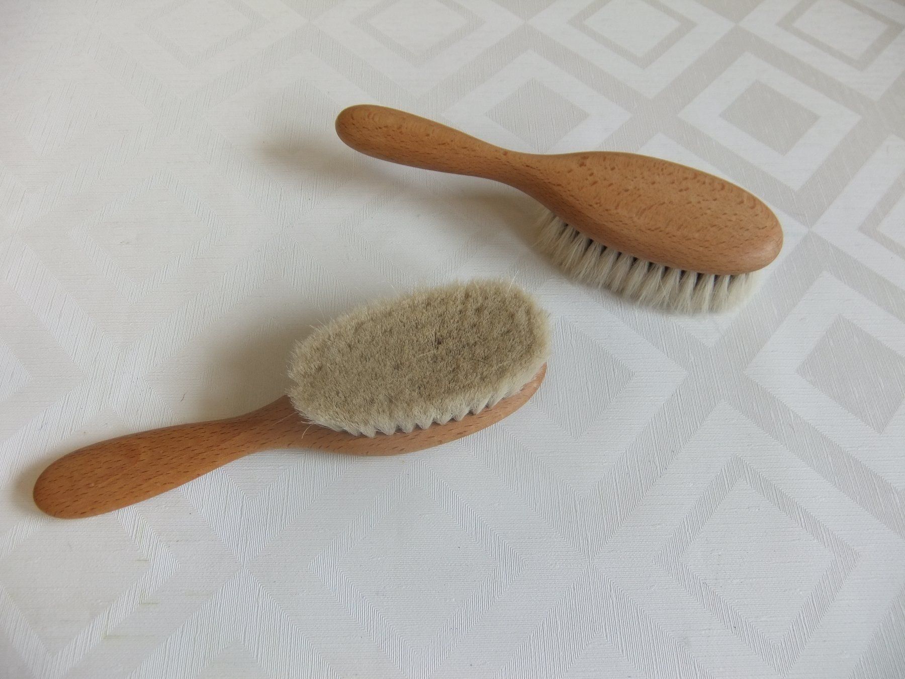 Pflegeprodukte & Putzartikel: 2 Haarbürsten Ziegenhaar ganz weich – Gebraucht aus Hemishofen von Lany 1