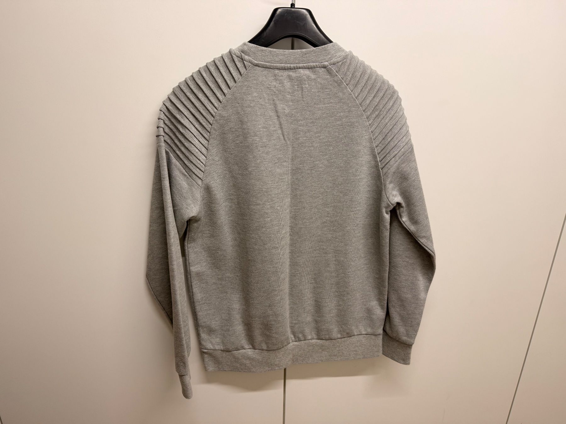 Primark Pullover & Sweatshirts: Pullover Primark grau mit Schulterdetails Grösse M – Gebraucht aus Zürich von celai. 3