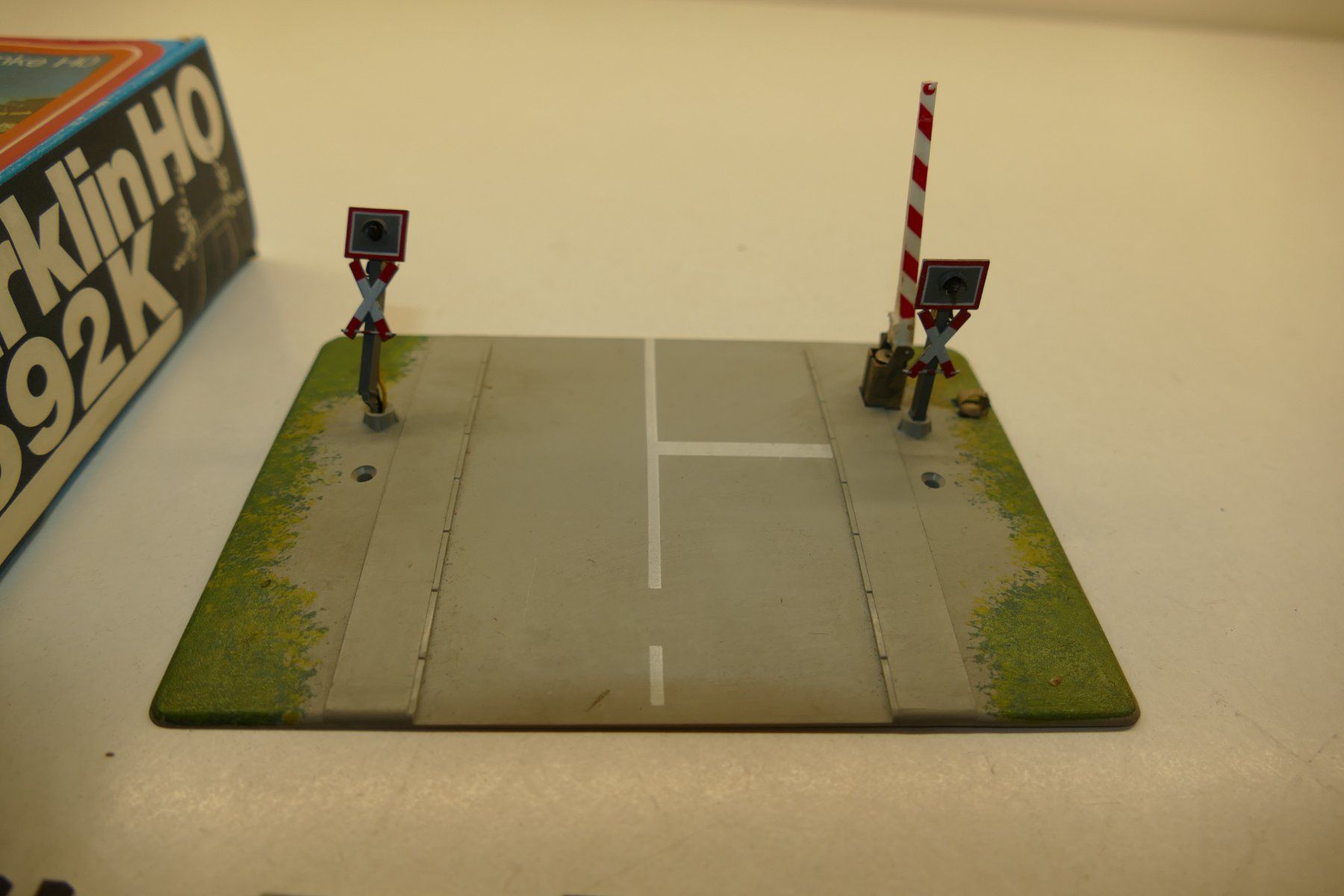 Märklin Modellini di ferrovie: Märklin H0: K-Bahnübergang mit Halbschranke – Difettoso da Niederhasli venduto da rail-duerst 4