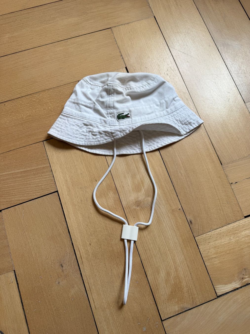 Lacoste Hüte, Mützen & Caps: LACOSTE - Bucket Hat weiss M – Gebraucht aus Zürich von Diazaio