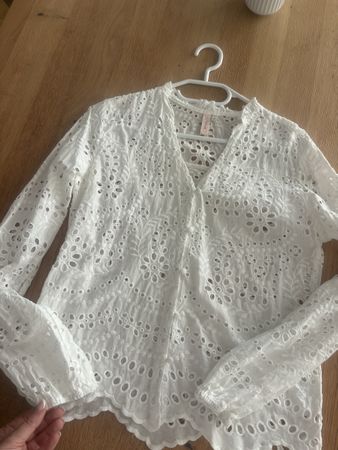 Damen Bluse weiss mit Stickerei Grösse S guter Zustand