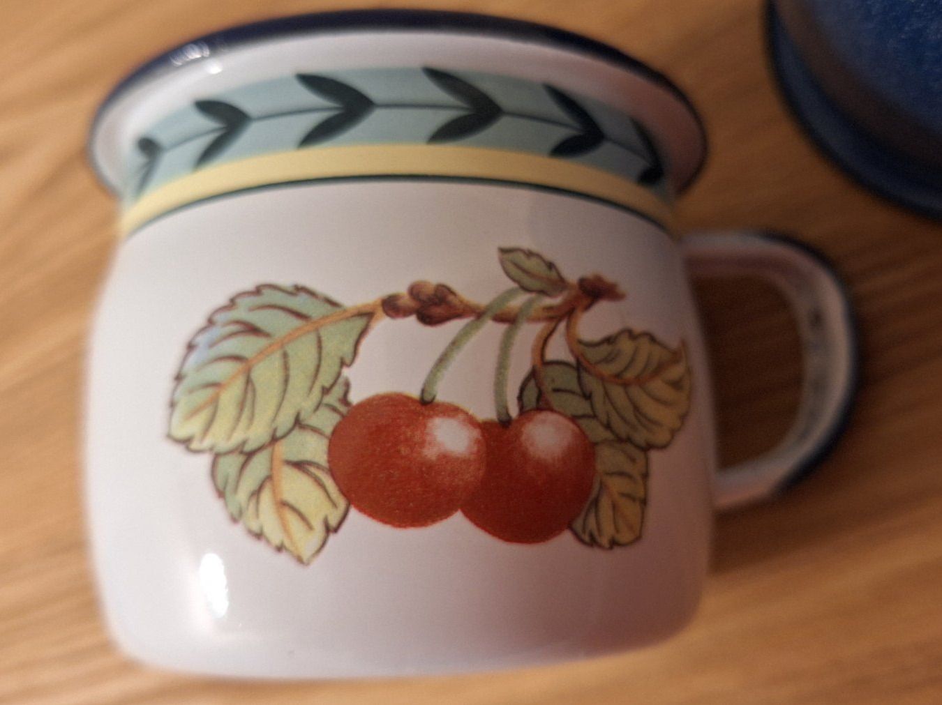 Villeroy & Boch Tazze: Email Tasse, mit Kirsch " Villeroy & Boch," Gartentasse – Usato da Arlesheim venduto da shopradl 4