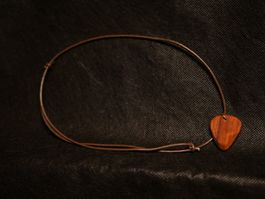 Halskette mit handgemachtem Plektrum (4)
