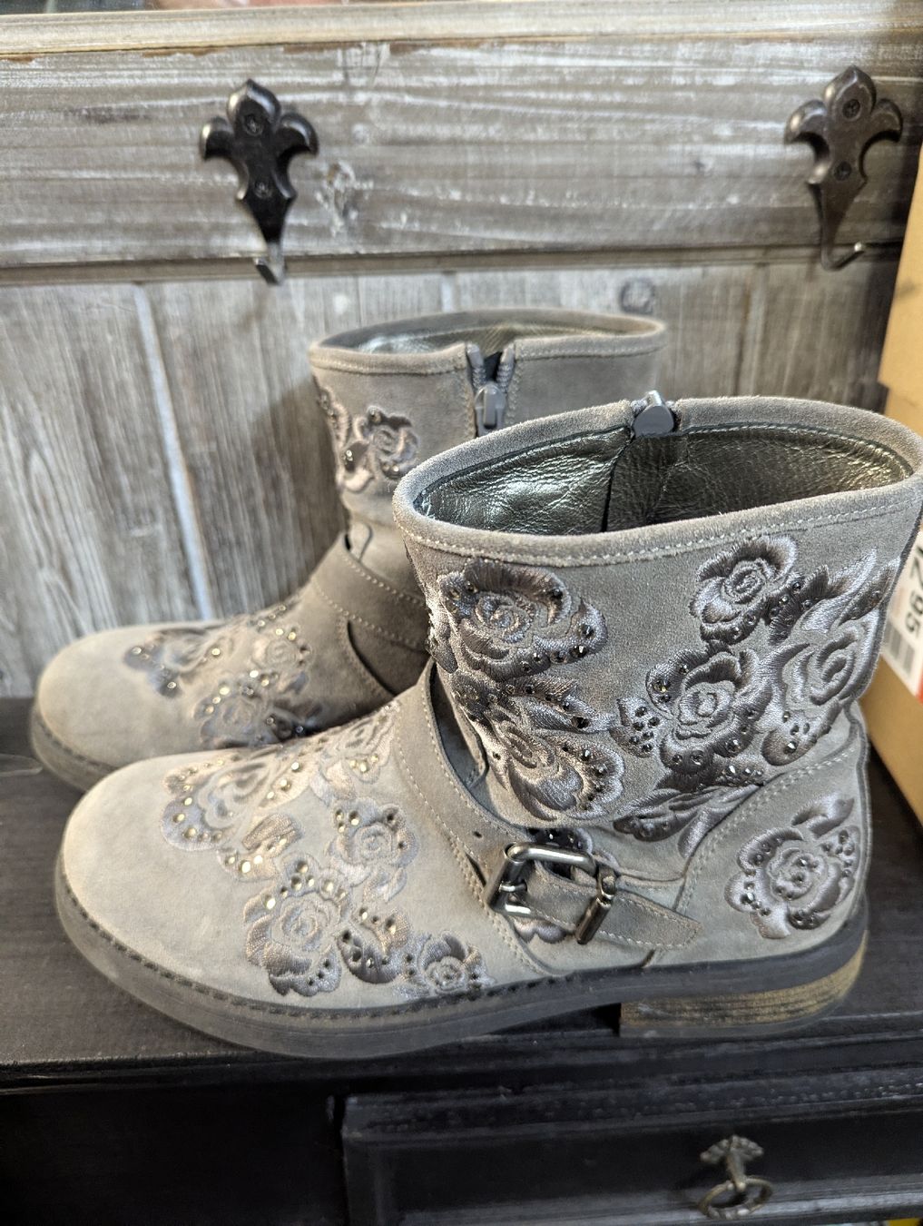Scarpe da donna: Stiefelette kaki bestickt 38 – Usato da Bettlach venduto da Costmiri