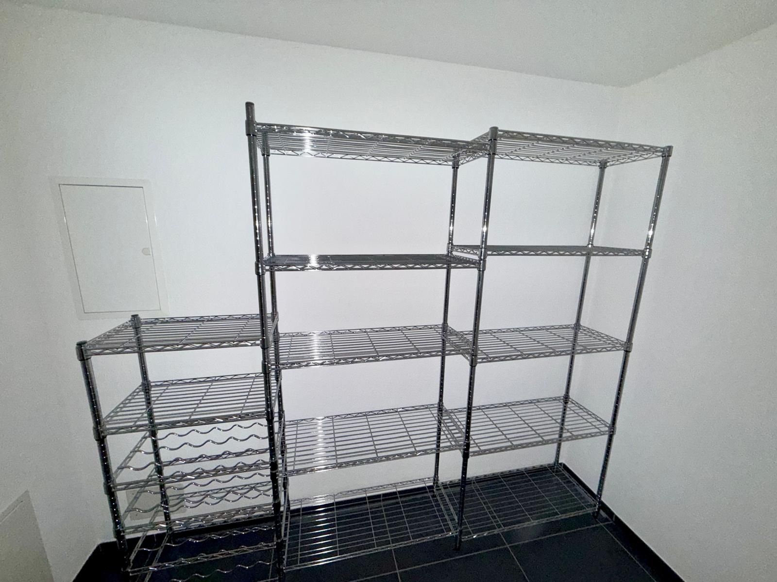 Scaffali: Robustes Metallregal mit Weinregal – Usato da Niederuzwil venduto da fam.cajo 1