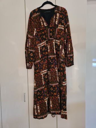 Schönes Maxikleid von Zara mit Blumenmuster, Grösse S