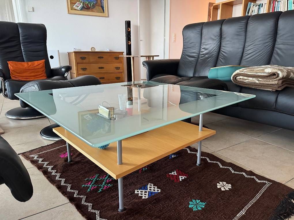 Tische: Salontisch mit Glasplatte – Gebraucht aus Uetikon am See von PeterA61