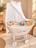 Stubenwagen aus Weidengeflecht mit Himmel weiss bunt