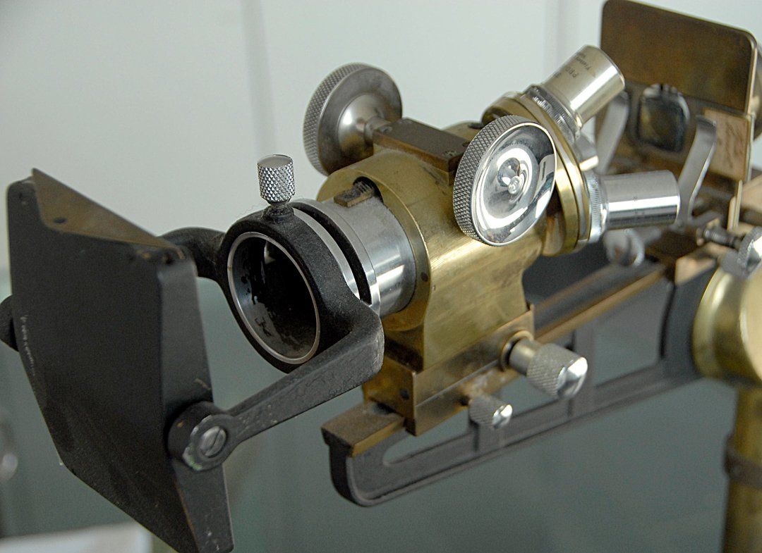 Microscopi: Flatters & Garnett Precision Micro-Projector – Usato da Zürich venduto da AuctionAlan