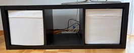 Kallax Gestell schwarzbraun, 112 x 42 cm inkl. weisse Boxen