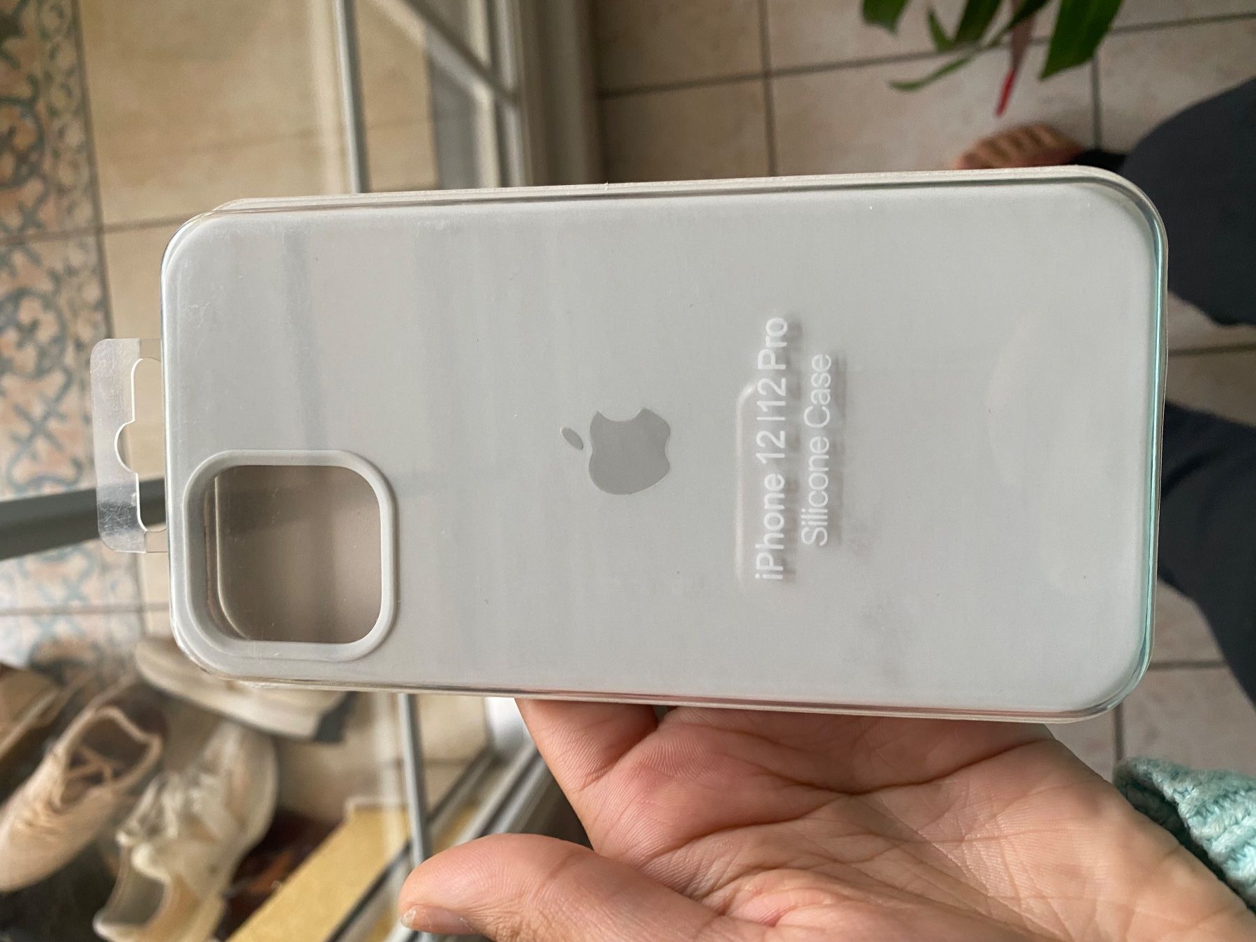 Covers & Schutzfolien: Coque iPhone 12/12 Pro Silicone blanche, neuve – Neu und originalverpackt aus Denges von val_j8w7 1
