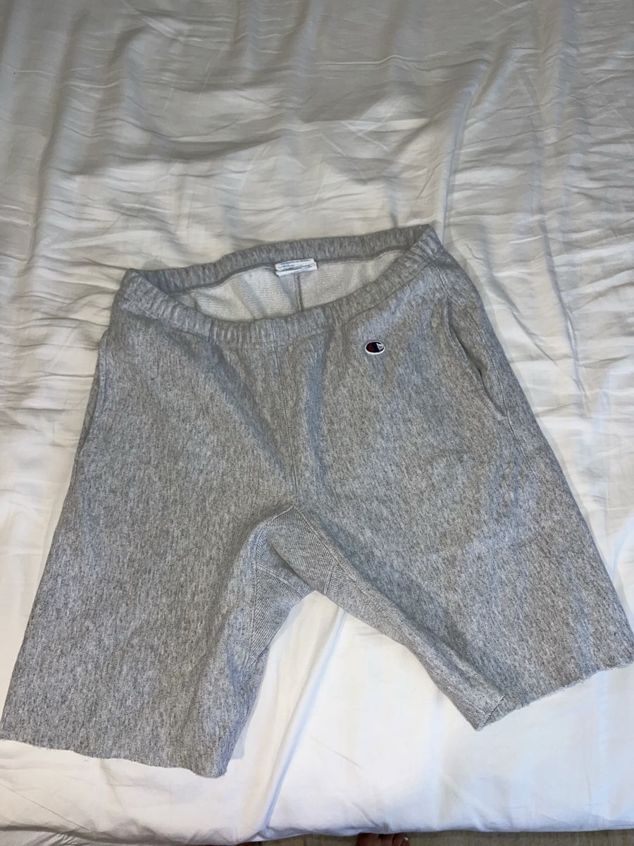 Champion Pantaloni: Short gris clair Champion – Usato da Pully venduto da ari_78pk 1