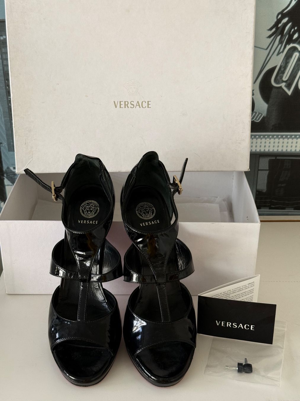 Versace Scarpe da donna: Versace Lack-Sandaletten Grösse 37 – Usato da Kilchberg ZH venduto da KellerCI