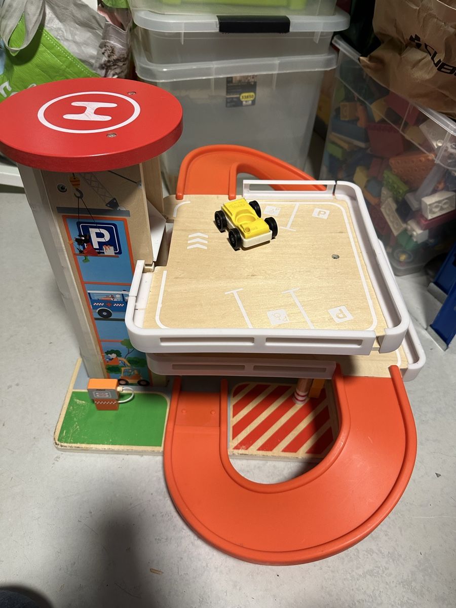 Spielzeuge: Autogarage – Gebraucht aus Landquart von lumima