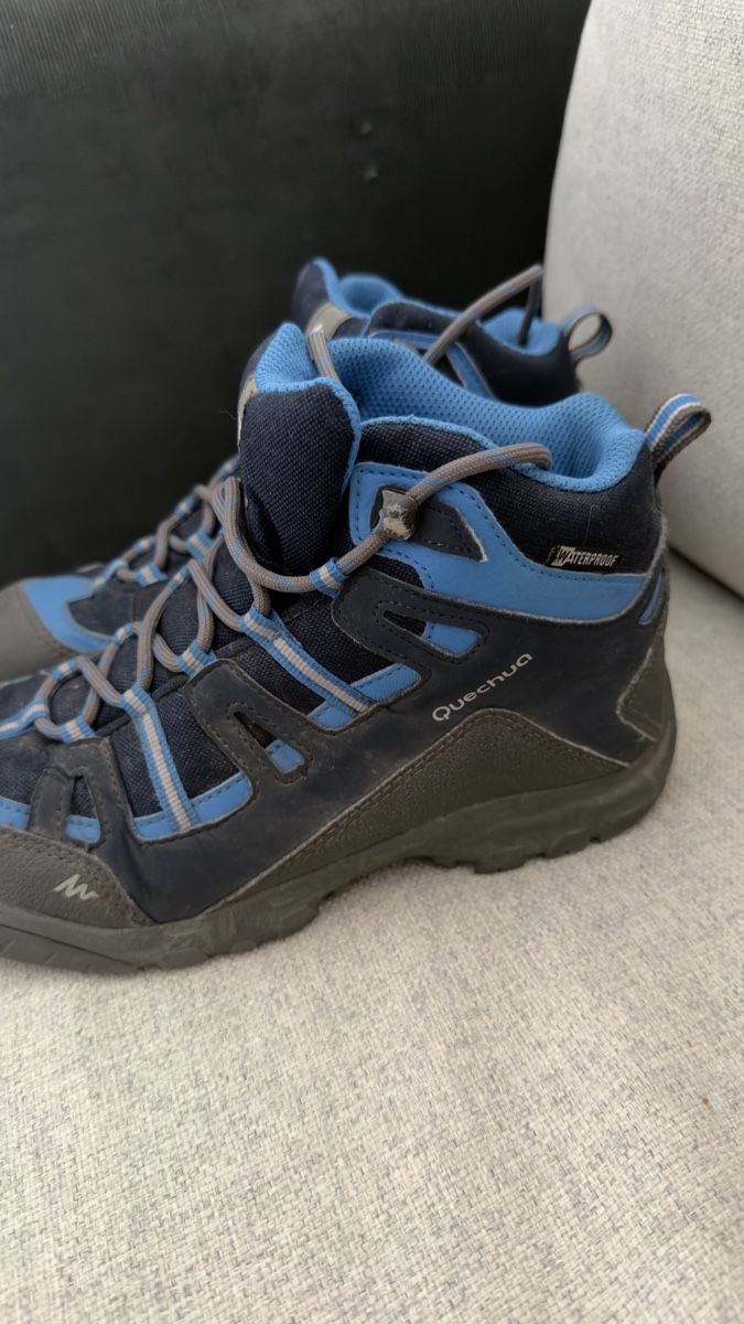 Decathlon Scarpe per ragazzi: Chaussures de marche Quechua bleu taille 36 – Usato da Riddes venduto da Elina. 1