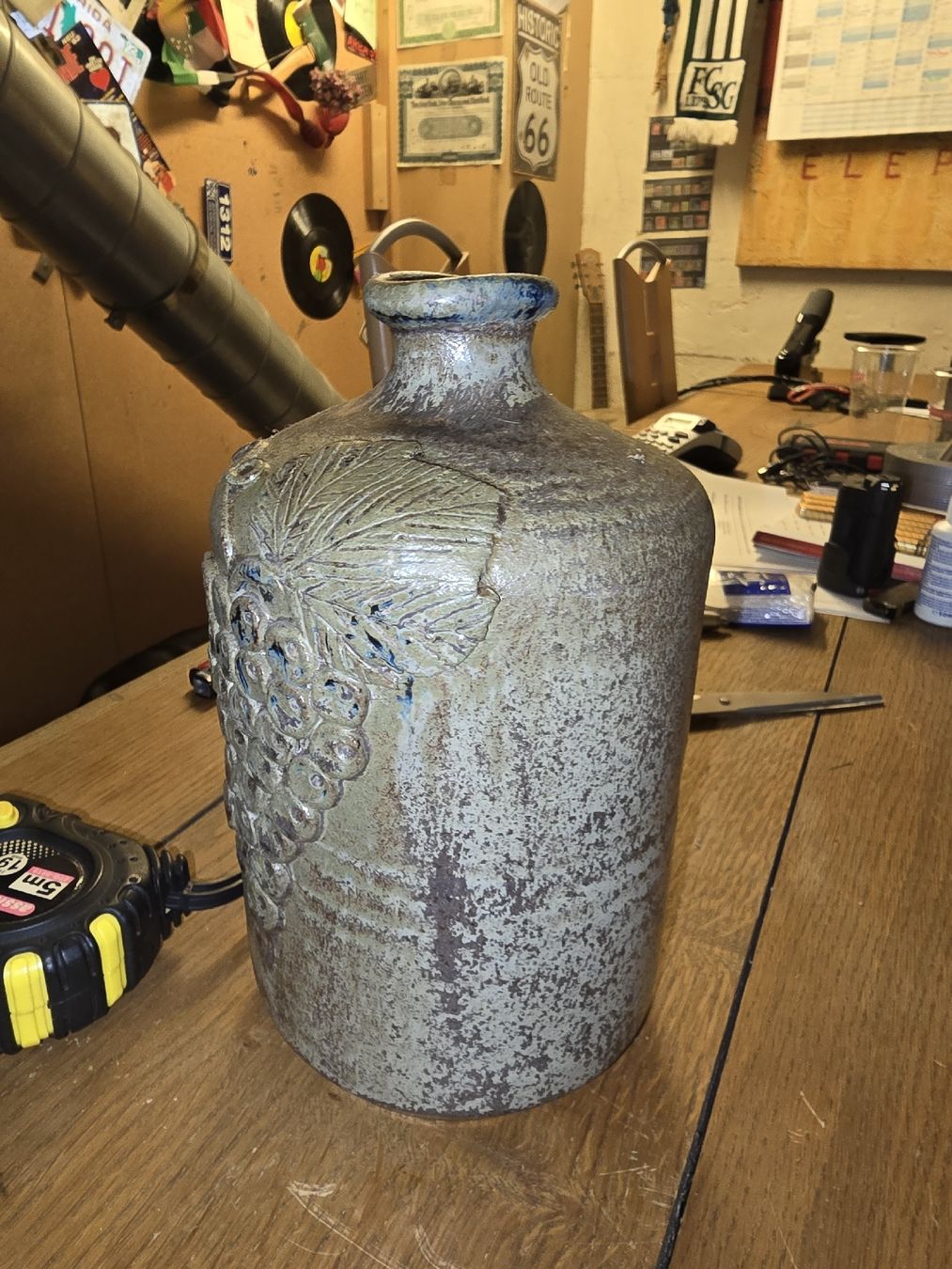Caraffe: Rustikale Keramik Weinkaraffe mit Traubenmuster (M) – Usato da Rorschach venduto da TimelessTrading 1