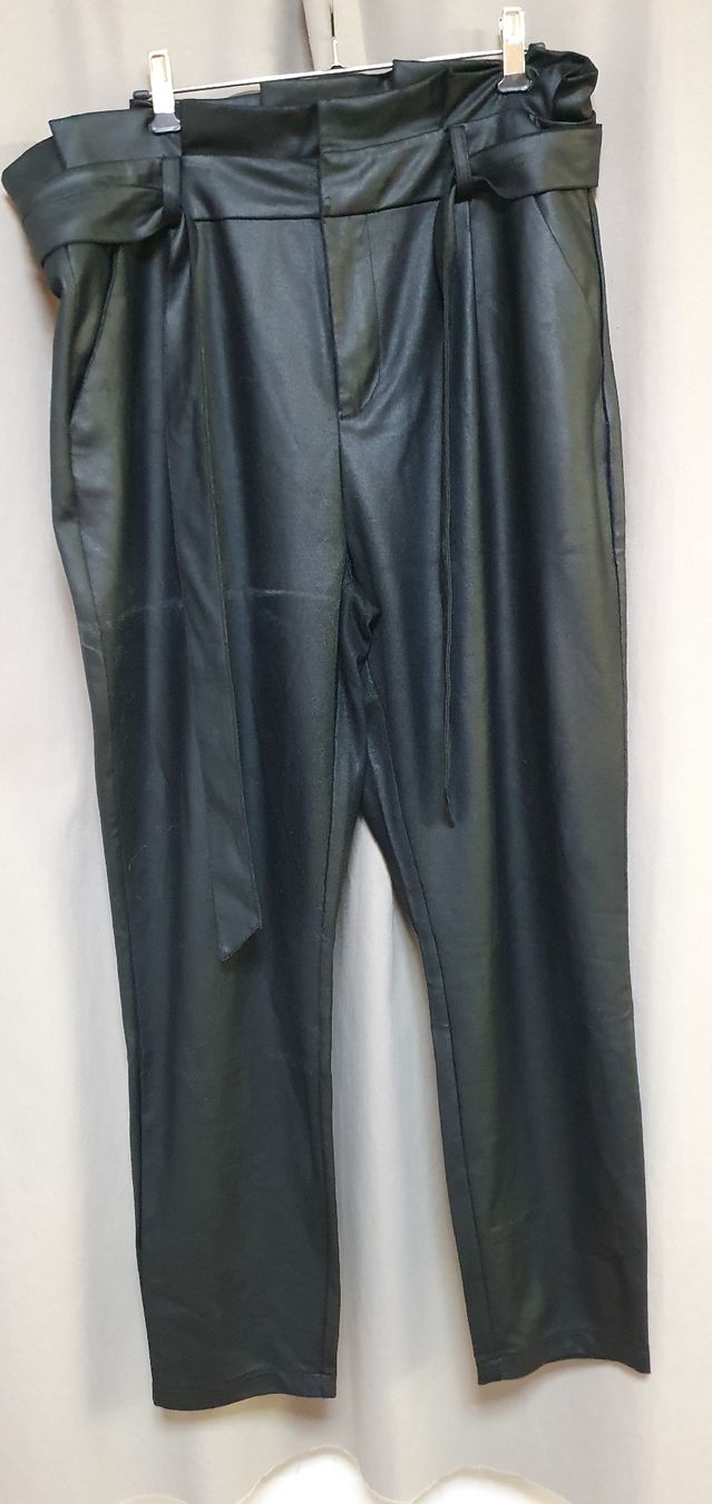 Zebra Pantalons: Pantalon Carotte en simili cuir – D'occasion à Echallens par Echo_ed6