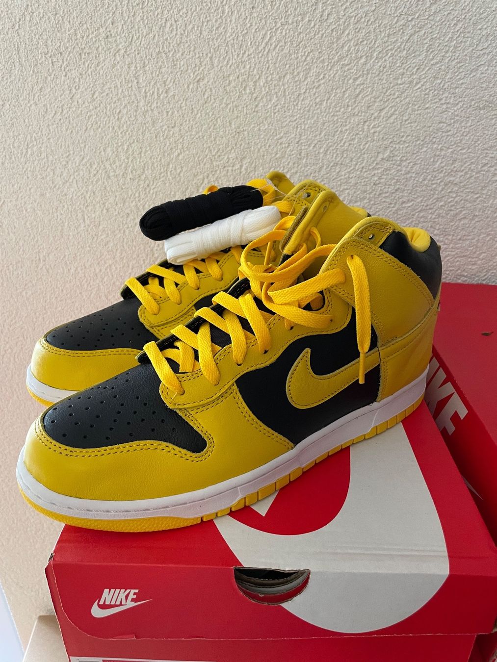 Nike Scarpe da uomo: Nike Dunk High Varsity Maize - Taille 45 EU – Nuovo e nell'imballaggio originale da Matran venduto da Miraleo