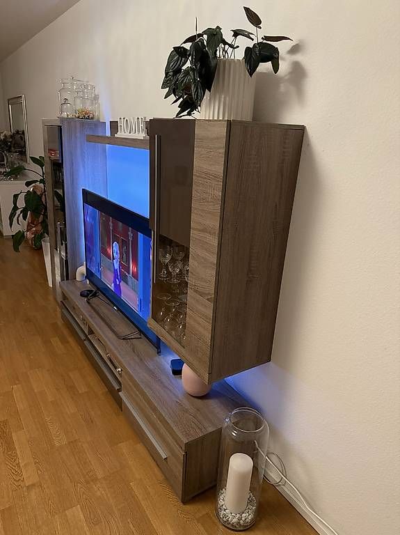Mobili TV: Moderne Wohnwand mit LED-Beleuchtung – Usato da Pratteln venduto da dml_9xvr 2