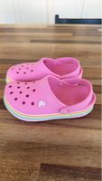 Pinke Crocs, Regenbogenrand, Glizer - Perfekt für den Sommer