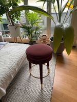 Barhocker aus dunkerotem weichem Samt