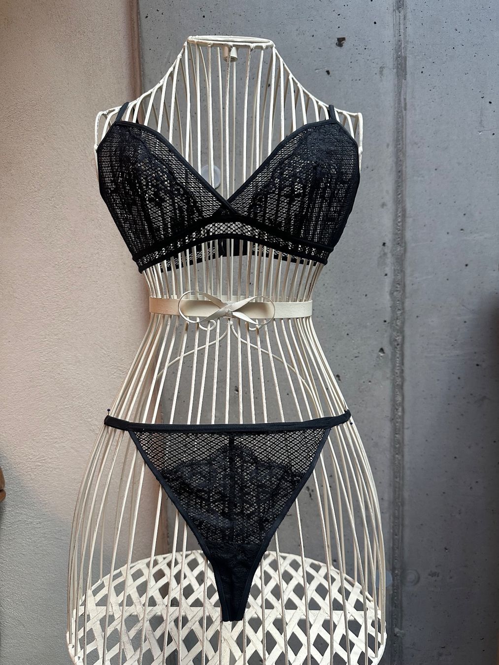 Altra biancheria intima: Schönes schwarzes Spitzen-BH Set Grösse S – Usato da Leuk-Stadt venduto da 2thcircle 2