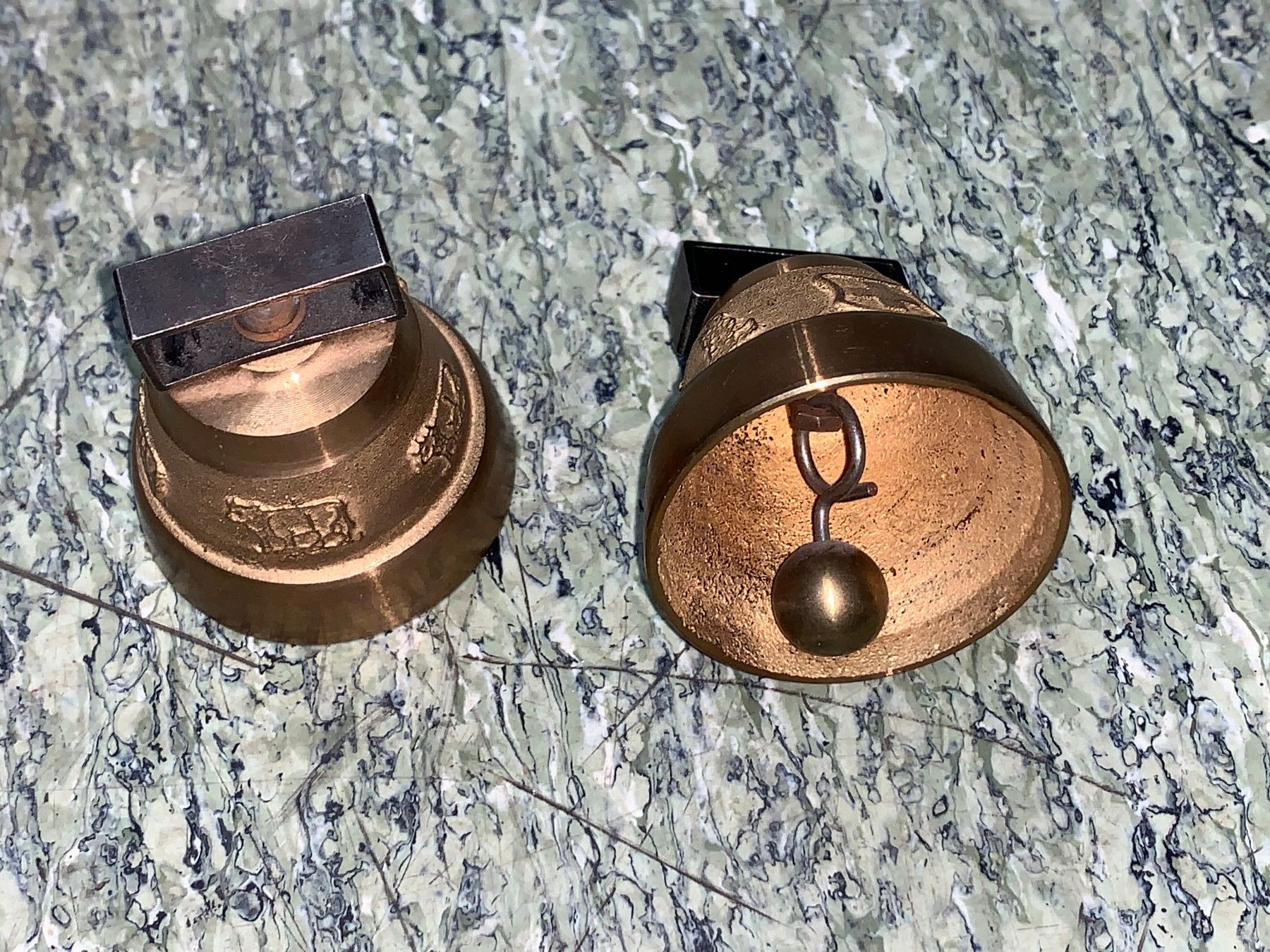 Campanacci mucche: Zwei Glocken Schellen aus Messing gegossen massiv – Usato da Rickenbach SZ venduto da Frickler