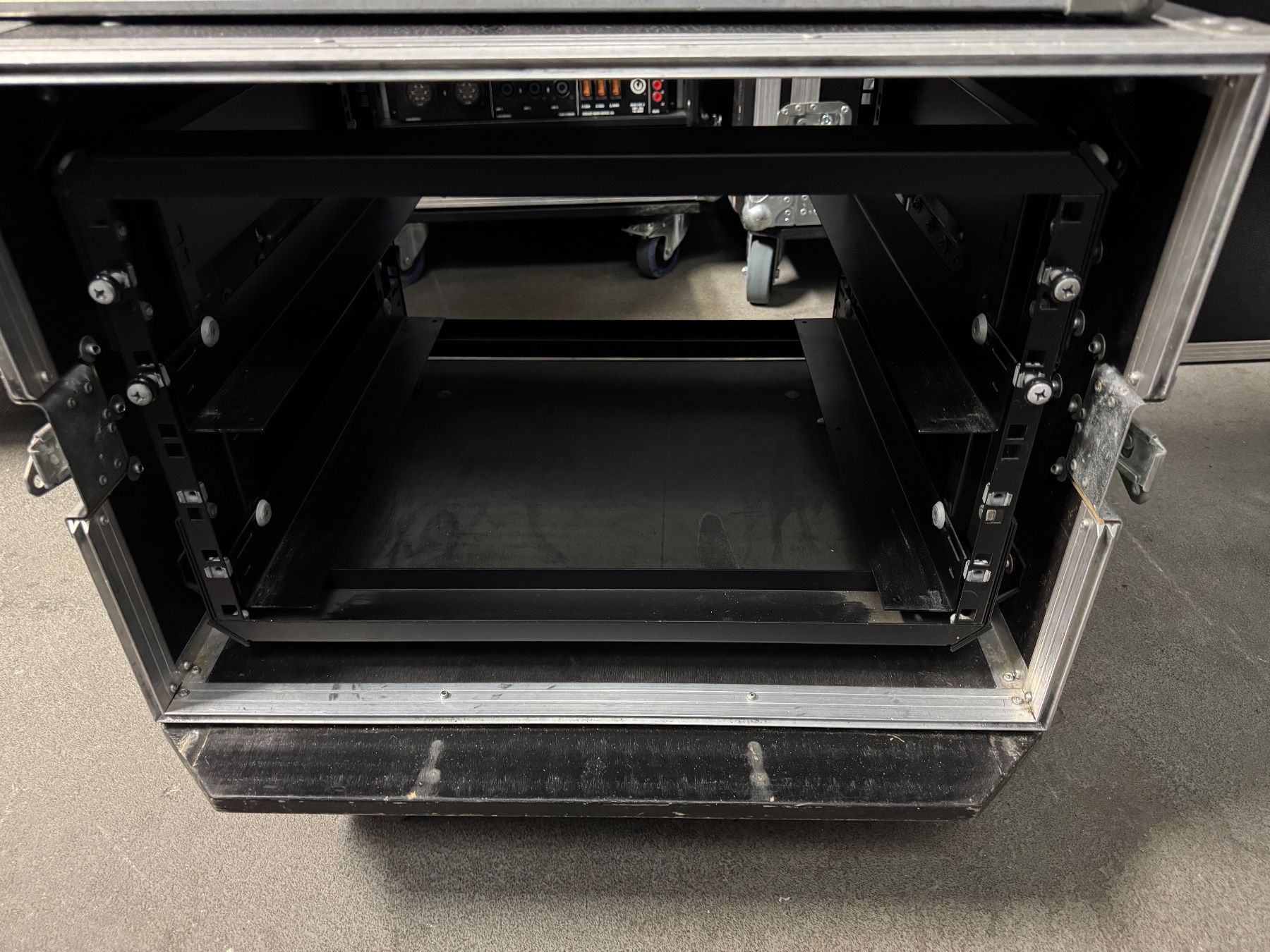 Supporti a parete: AMP Rack 19'' 6HE – Usato da Oberdorf NW venduto da AndotechnicsGmbH 4