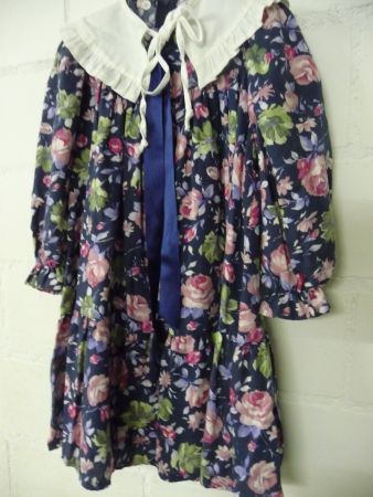 Blumenkleid mit Kragen,  Gr. 104