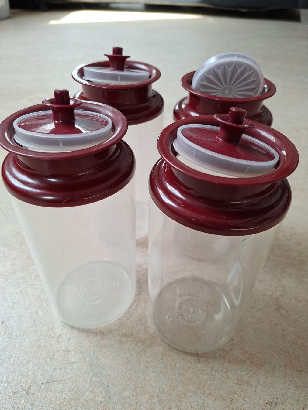 Tupperware Contenitori & Simili: Tupperware Vorratsbehälter, 4 Stk., Rot / Klar 1 Liter – Usato da Klingnau venduto da vollmond36