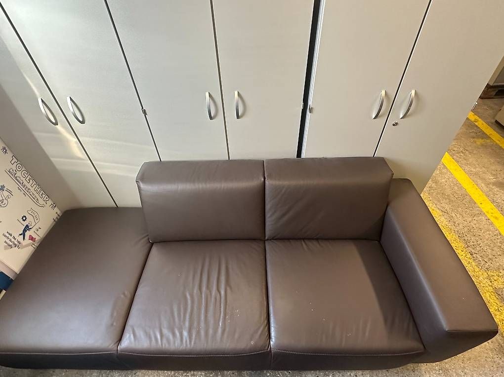 Divani: Lounge-Sofa (Kunstleder braun) – Usato da Winterthur venduto da mmoberwinti