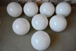 Important lot de 8 grandes sphères boules en verre opalin