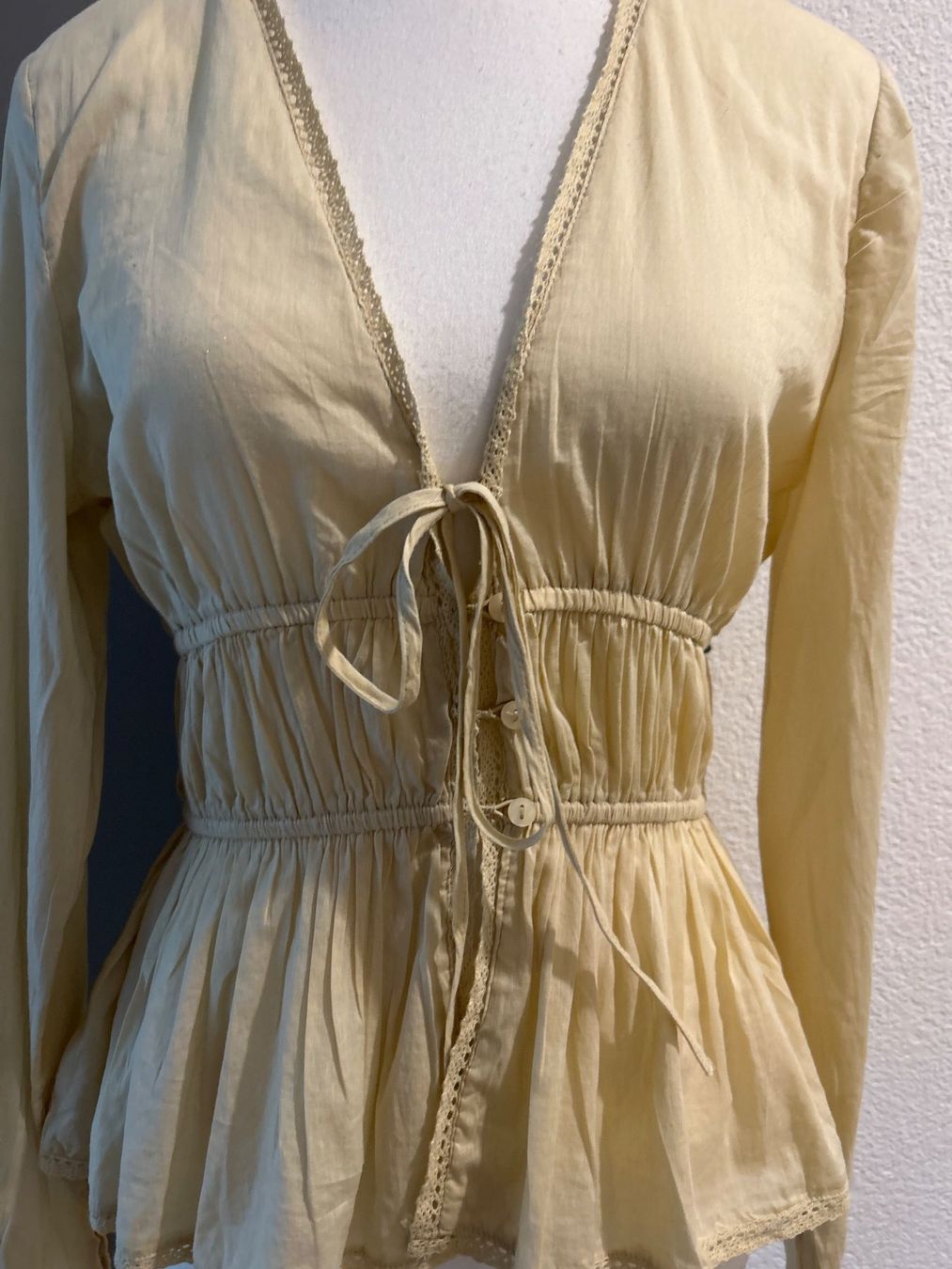 Zara Blusen: Damenbluse langarm hellbeige von Zara Grösse XS – Gebraucht aus Brunnen von Nala2929 1