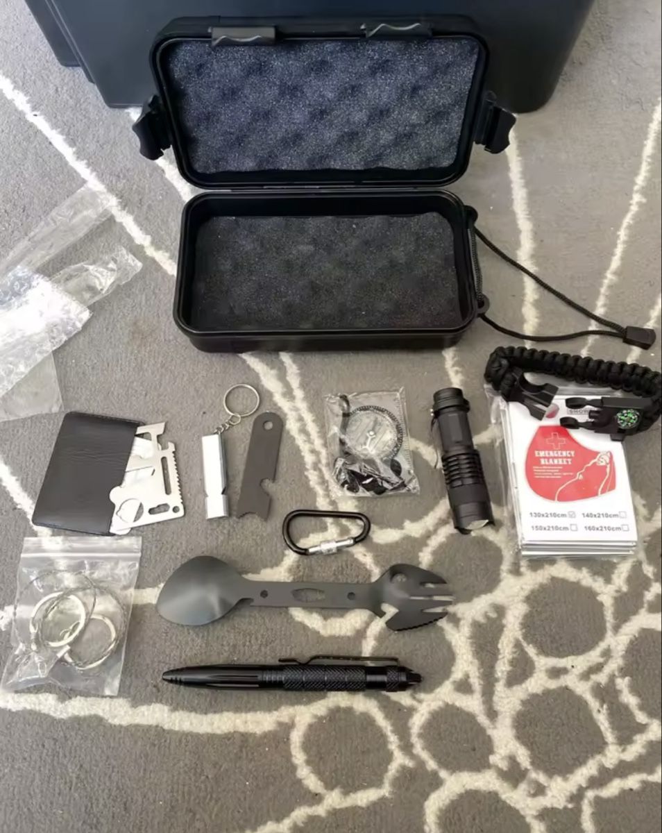 Tutti gli attrezzi: Survival Kit – Flashlight, Compass, Multi-Tool – Nuovo e nell'imballaggio originale da Genève venduto da hopswissglobal