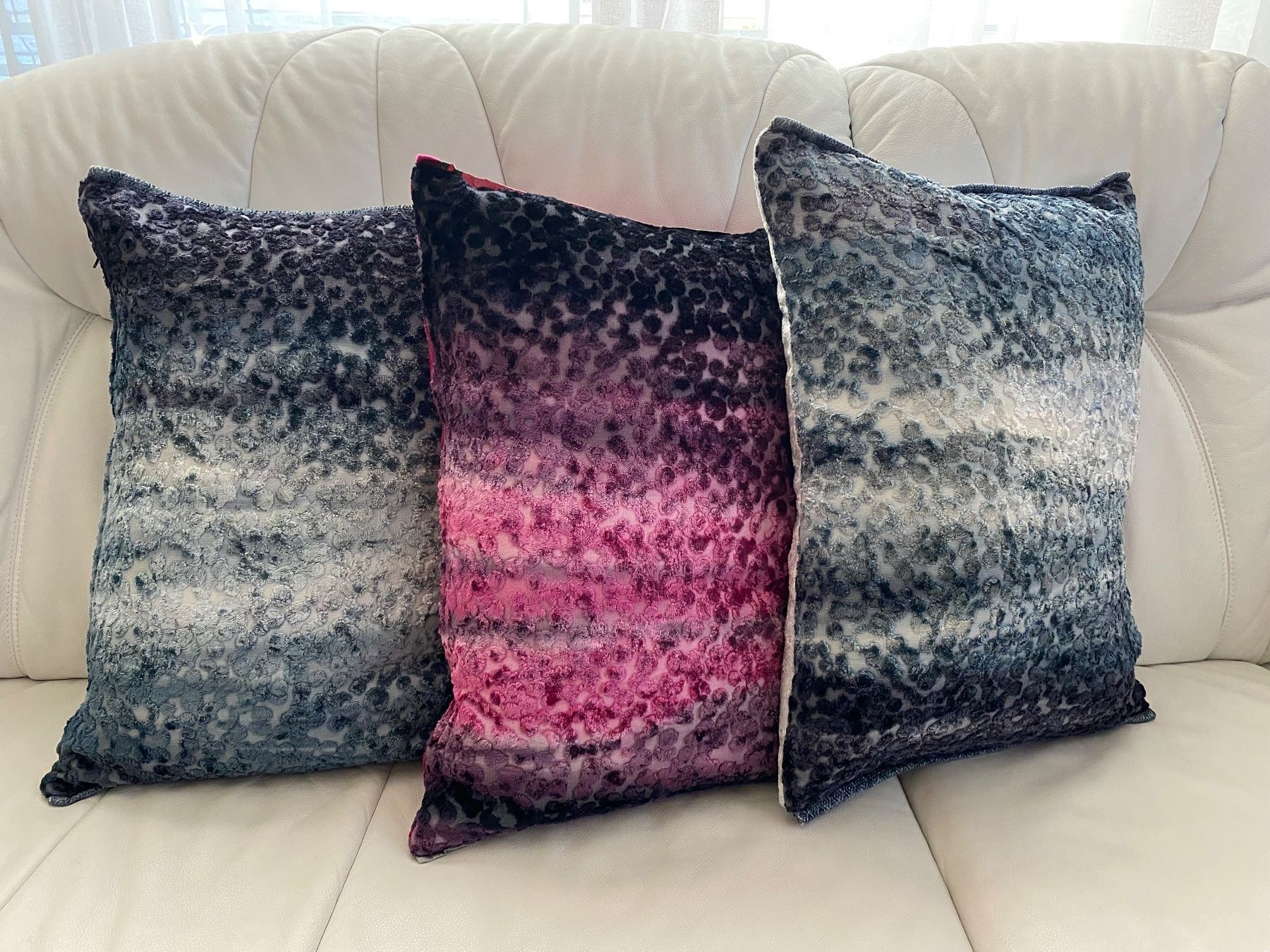 Kissen: 3 kuschelige Sofakissen in 2 Farben 45 x 60 cm – Gebraucht aus Appenzell Meistersrüte von zongabolla