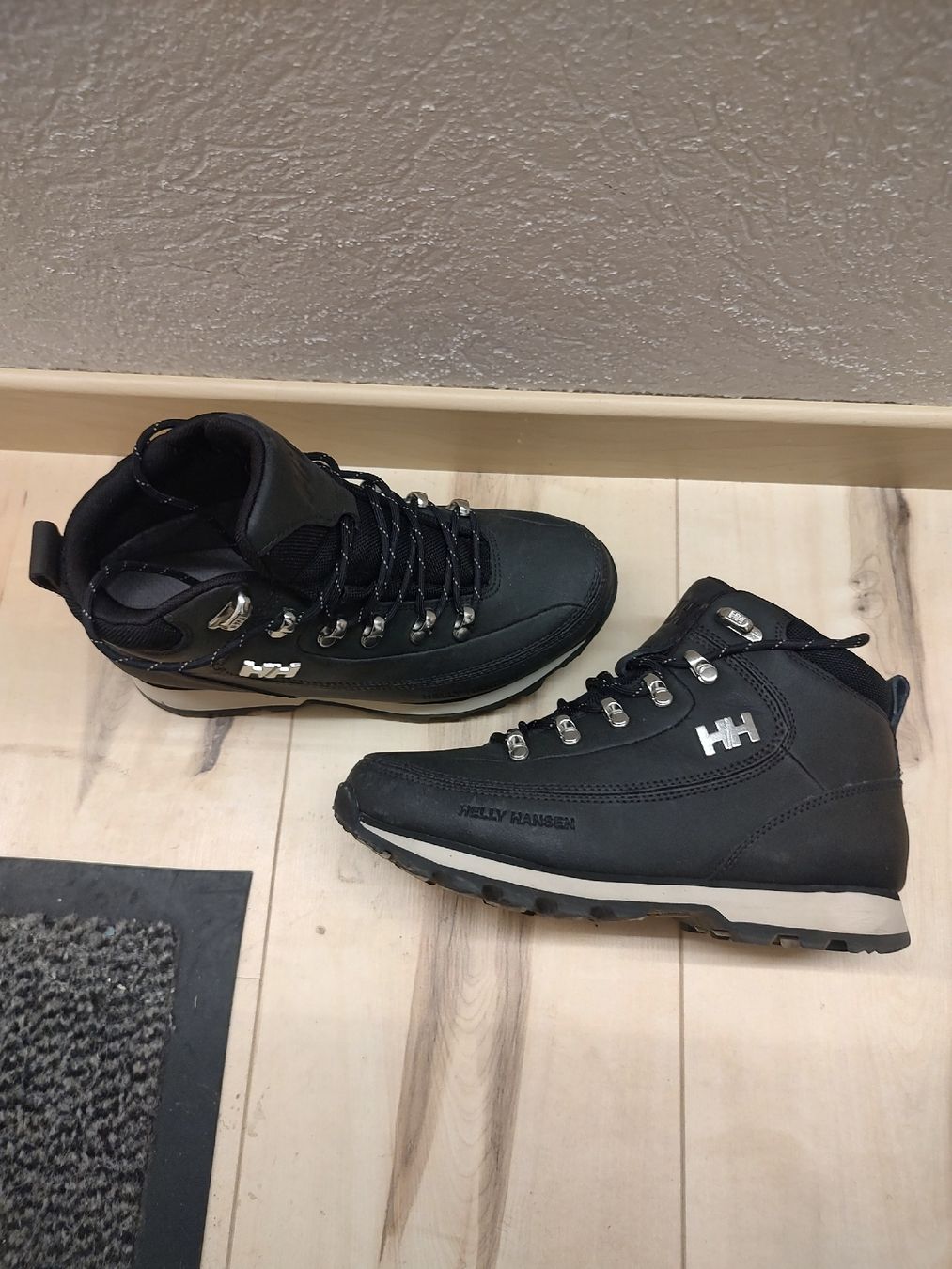Helly Hansen Scarpe da donna: Helly Hanson Schuhe 37 – Usato da Wiler (Lötschen) venduto da mic_77ld