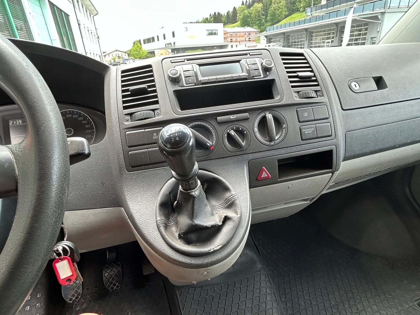 VW Véhicules utilitaires: VW T5 Transporter mit Brücke/ Verdeck – D'occasion à Rothenthurm par schwinger21 5