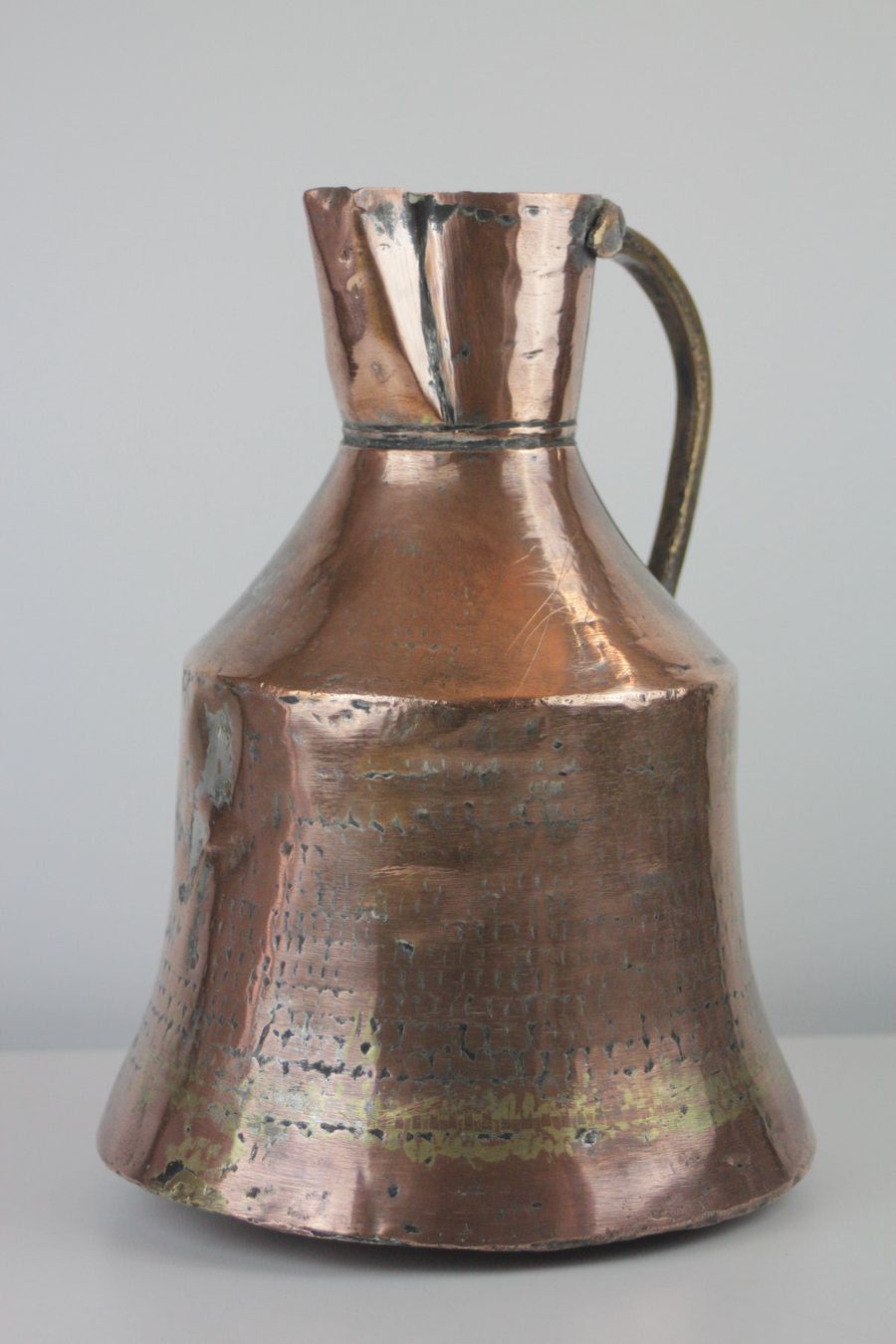 Caraffe: Alte gehämmerte Kupferkanne – Usato da Basel venduto da IRMAundFRED 1