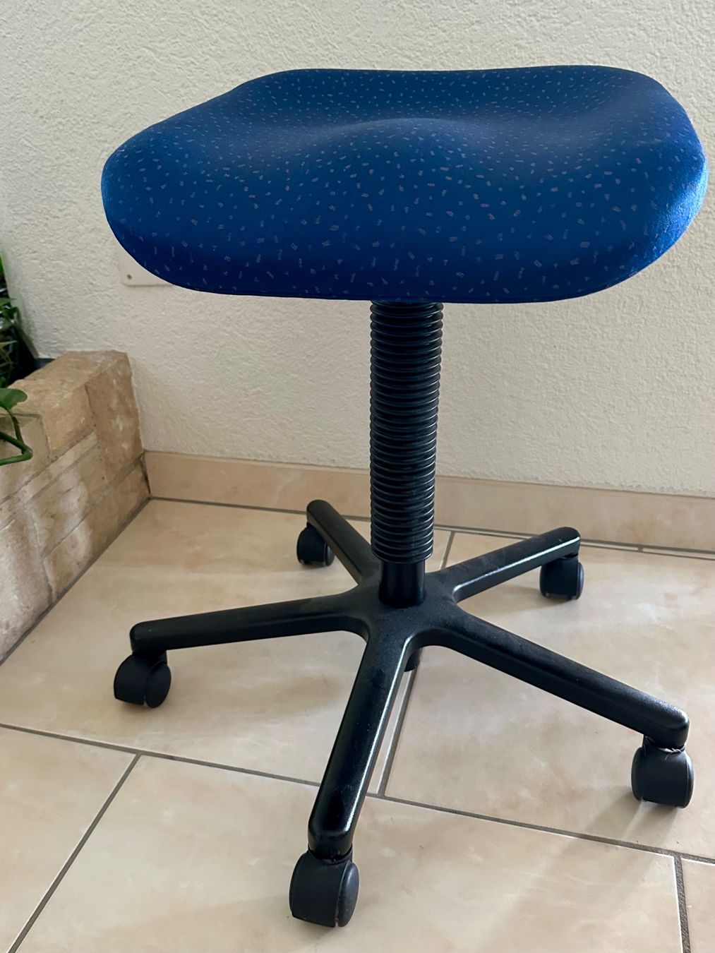Tabourets: Anatomischer Hocker Silya blau mit Rädern Anatom Switzerland – D'occasion à Worb par Anne_711 2