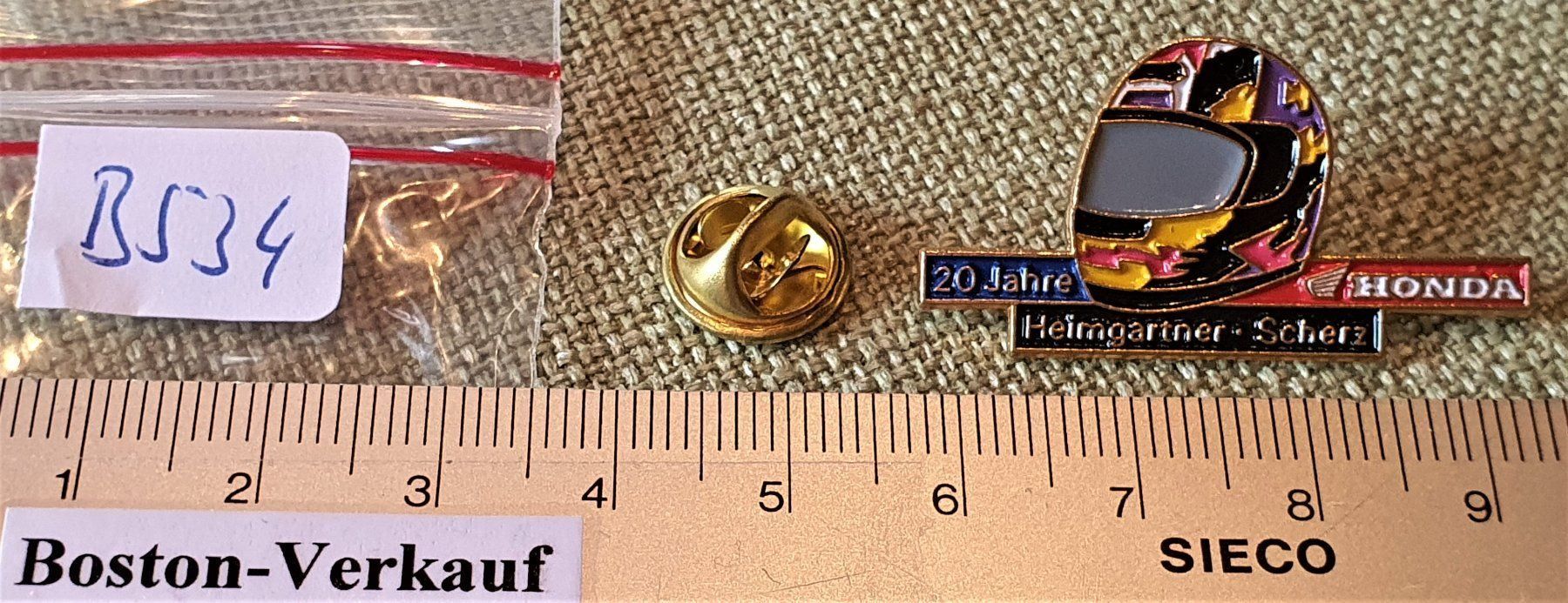 Placchette & Badge: B534 - Pin Honda Helm Heimgartner Scherz – Usato da Reinach BL venduto da Boston-Verkauf 2