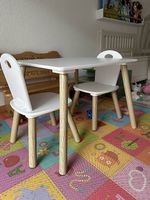 Kindertisch mit zwei Stühlen